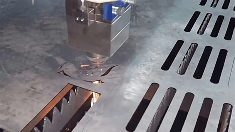 Laser cutting machine on steel, precision cutting metal