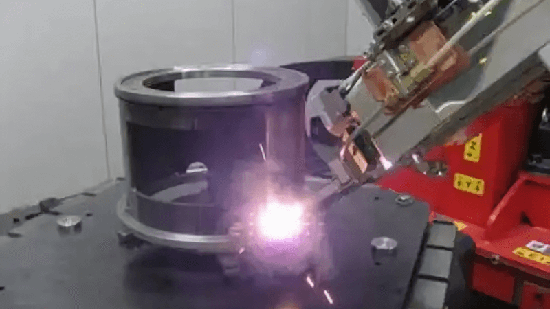 laser welding machine working