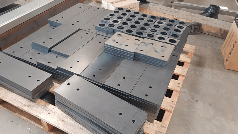 Laser cutting machine efficiently cuts carbon steel plates