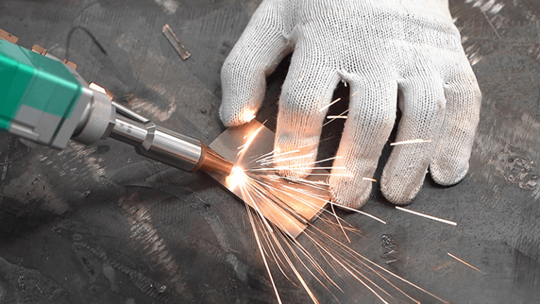 Laser welding machine welding metal plate